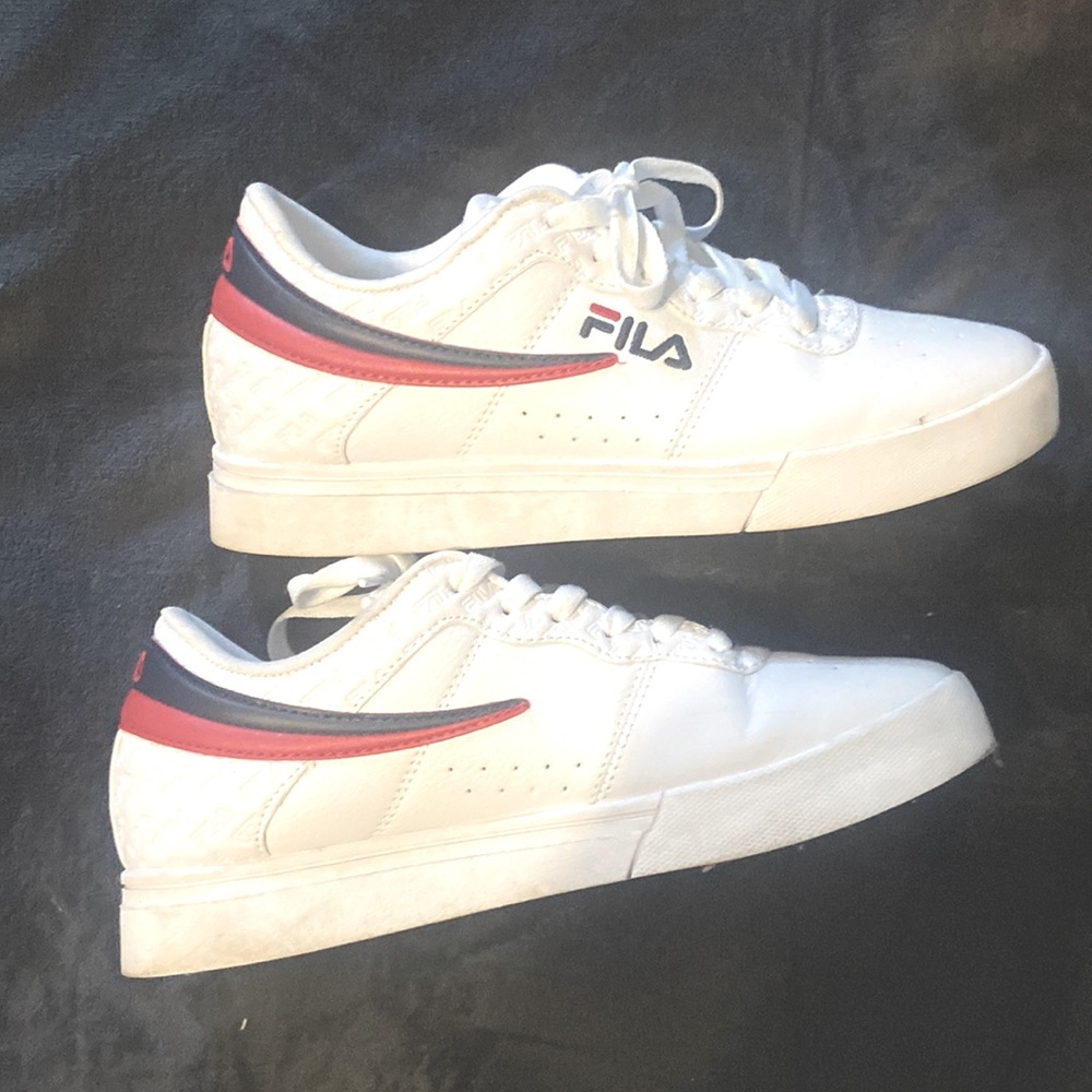The brand of the shoe is fila’s and the size is a US 7